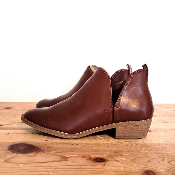 Universal Thread Shoes - Universal Thread Nora dark cognac ankle booties brown NEW Size 6.5